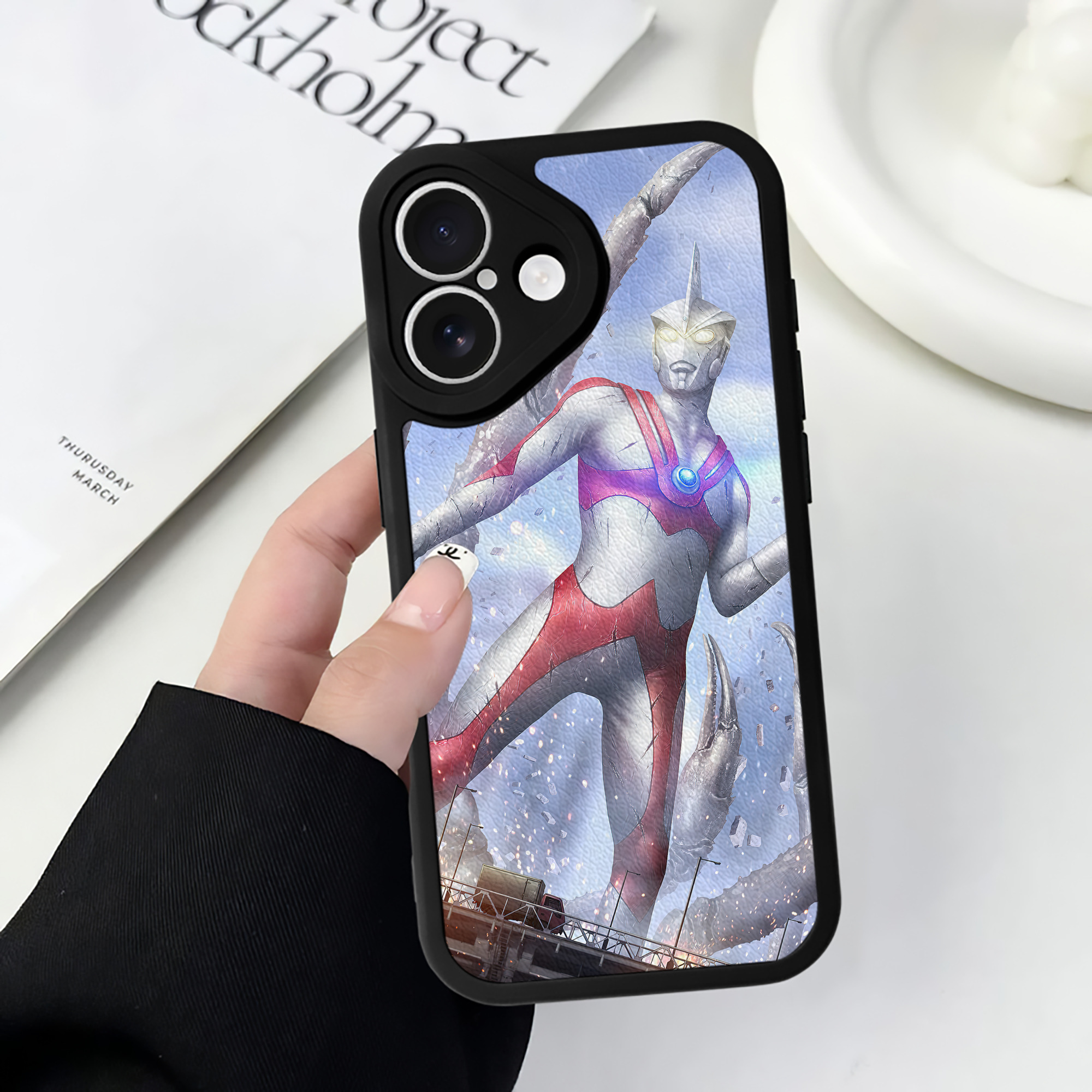 （画像用） ウルトラマン Ultraman 【iPhone 16シリーズ対応】シリコンスマホケース（レザー調） 材質：シリコン